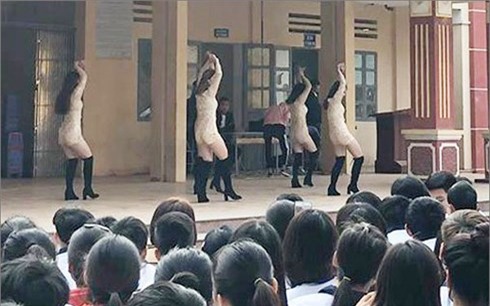 Vụ 5 nữ sinh biểu diễn phản cảm: Nhà trường mong dư luận thông cảm!
