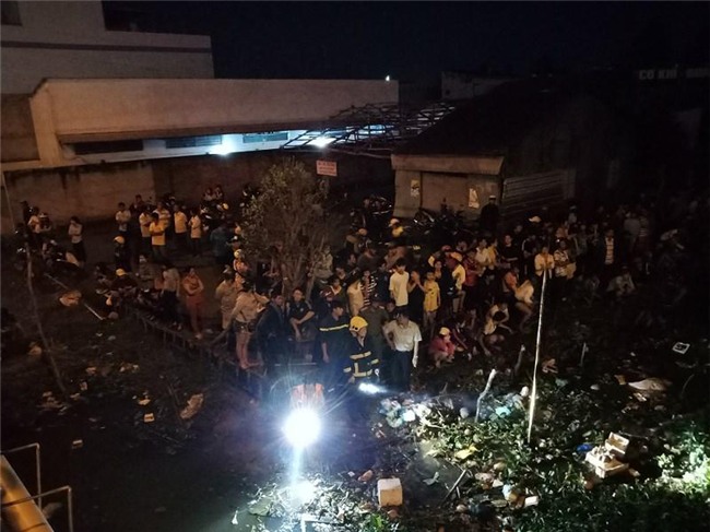 chong bat ngo lao minh xuong song ngay truoc mat vo - 1