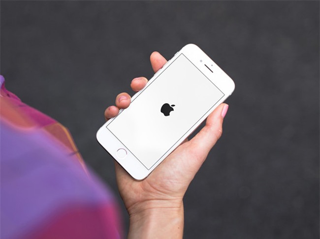 Kien Apple doi 1.000 ty USD vi lam cham iPhone cu hinh anh 1