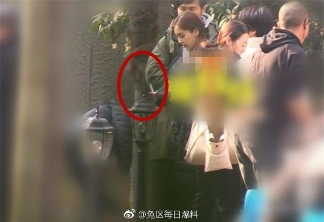 Bà mẹ bỉm sữa Angela Baby nhận chỉ trích gay gắt vì lộ ảnh phì phèo hút thuốc lá - Ảnh 2.