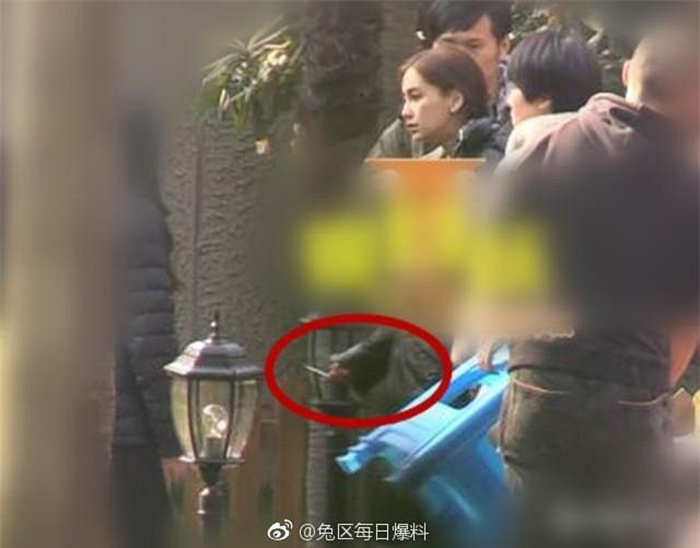 Bà mẹ bỉm sữa Angela Baby nhận chỉ trích gay gắt vì lộ ảnh phì phèo hút thuốc lá - Ảnh 3.