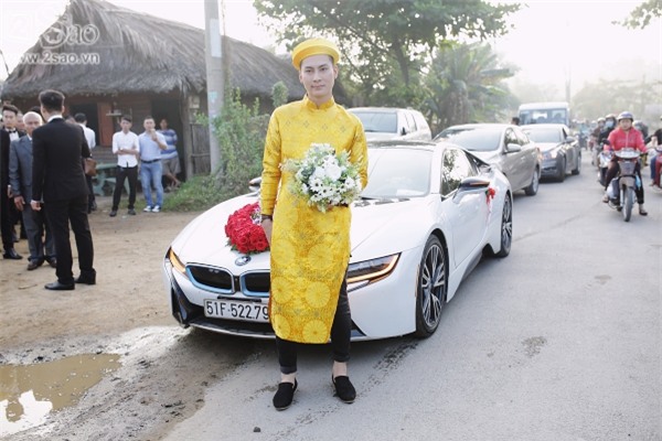 Chú rể mặc áo dài truyền thống màu vàng-4