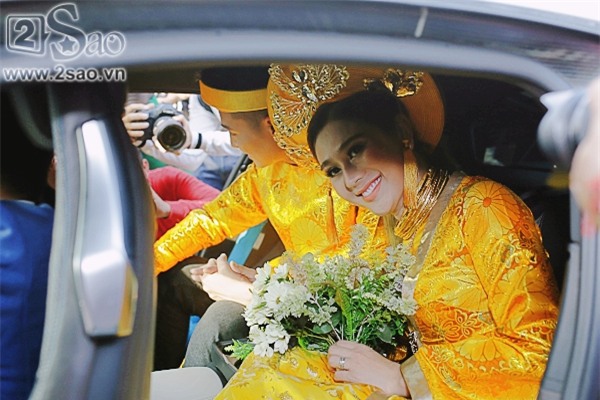 Cô dâu Lâm Khánh Chi lên ô tô cùng chú rể để về nhà trai-1