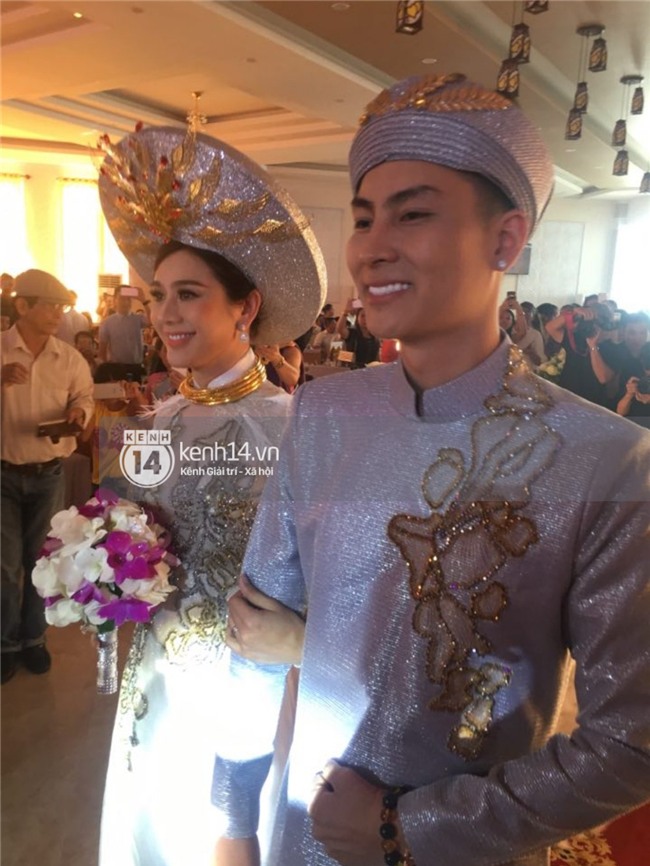 Lâm Khánh Chi hôn đắm đuối chú rể, thay váy đỏ nổi bần bật như công chúa trong lễ cưới - Ảnh 11.