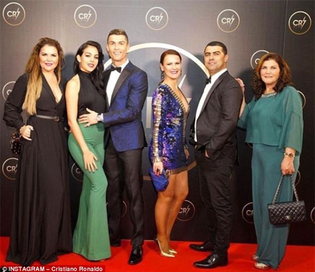 Ronaldo tôn vinh chính bản thân mình theo cách rất... CR7 - Ảnh 1.