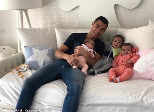 Ronaldo tôn vinh chính bản thân mình theo cách rất... CR7 - Ảnh 3.