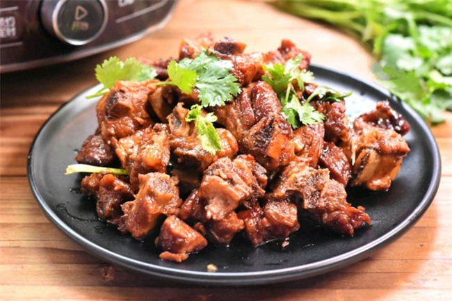 Chỉ thêm 1 nguyên liệu thôi mà món sườn rim quen thuộc có hương vị hoàn toàn mới lạ - Ảnh 5.