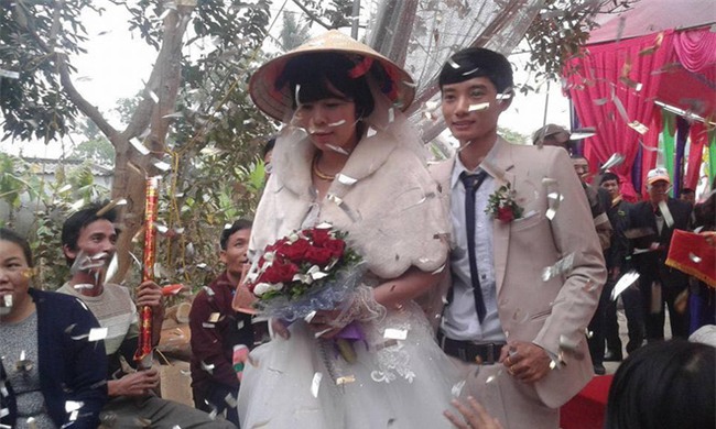 MXH dậy sóng trước đám cưới cô dâu hơn chú rể gần hai giáp tại Thanh Hóa - Ảnh 2.