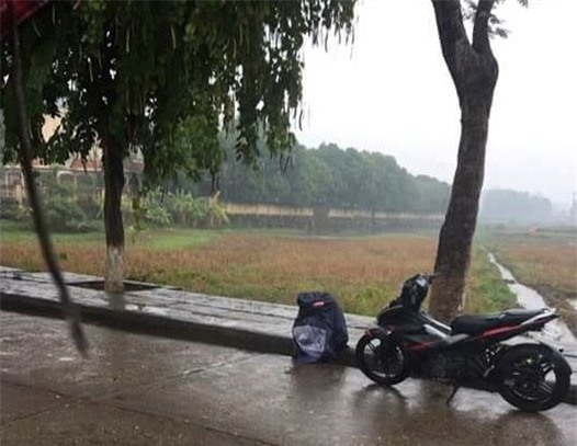 Chang trai khoc duoi mua 3 tieng sau khi ban gai bo vi di xe so? hinh anh 2