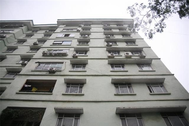 ha noi: nen chung cu bat ngo sut lun, kem tieng no lon, ca gia dinh hot hoang thao chay - 4