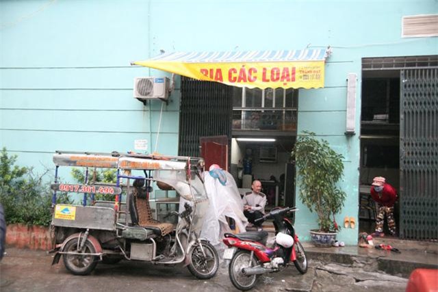 ha noi: nen chung cu bat ngo sut lun, kem tieng no lon, ca gia dinh hot hoang thao chay - 5