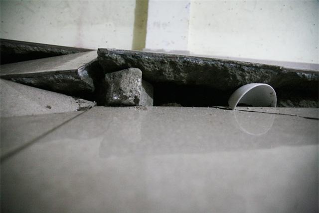 ha noi: nen chung cu bat ngo sut lun, kem tieng no lon, ca gia dinh hot hoang thao chay - 8