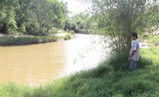 Bé gái 8 tuổi thoát chết sau khi bị yêu râu xanh ném xuống sông