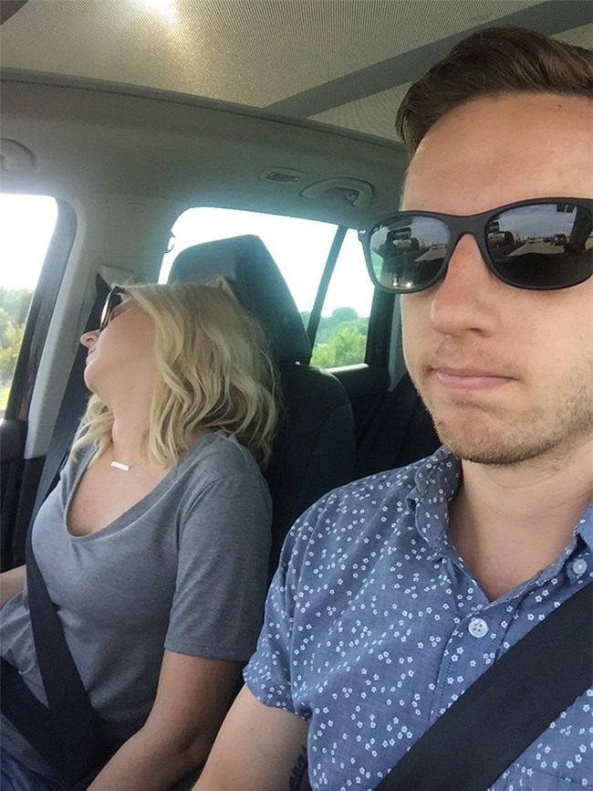 Ông chồng có tâm nhất năm: Cứ nhằm lúc vợ ngủ ngáy trên xe là chụp ảnh rồi khoe khắp mạng xã hội - Ảnh 3.