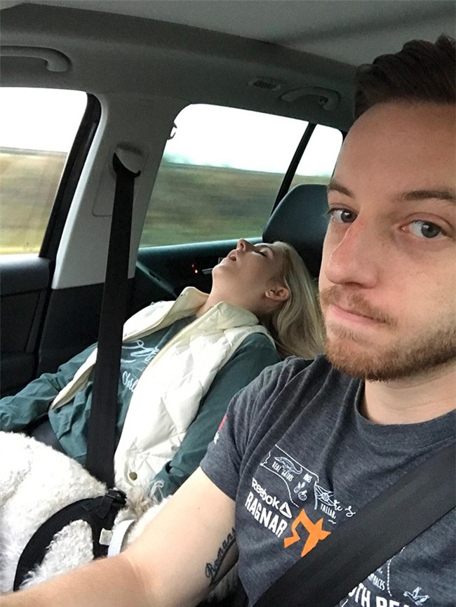 Ông chồng có tâm nhất năm: Cứ nhằm lúc vợ ngủ ngáy trên xe là chụp ảnh rồi khoe khắp mạng xã hội - Ảnh 4.