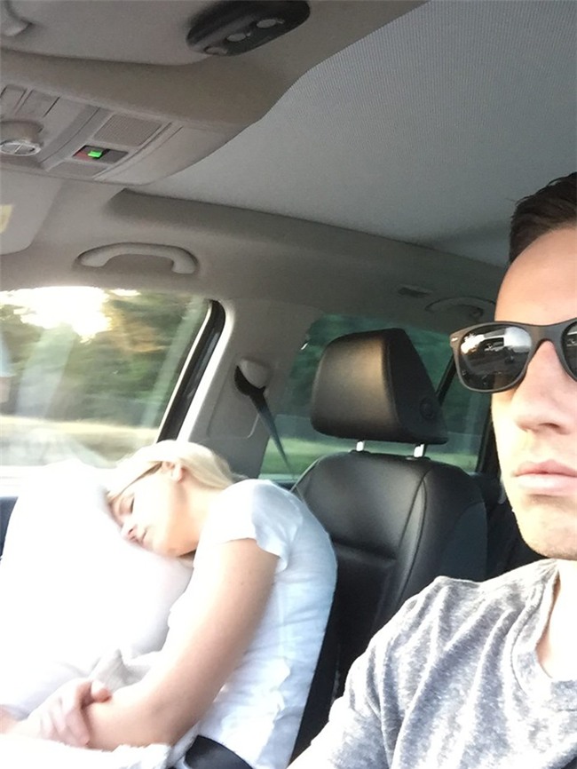 Ông chồng có tâm nhất năm: Cứ nhằm lúc vợ ngủ ngáy trên xe là chụp ảnh rồi khoe khắp mạng xã hội - Ảnh 6.