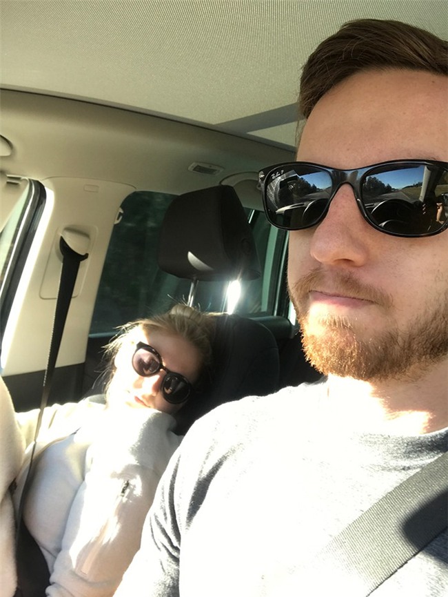 Ông chồng có tâm nhất năm: Cứ nhằm lúc vợ ngủ ngáy trên xe là chụp ảnh rồi khoe khắp mạng xã hội - Ảnh 9.