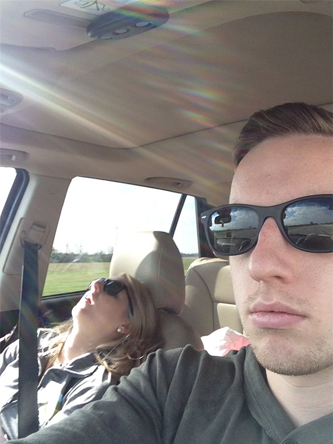 Ông chồng có tâm nhất năm: Cứ nhằm lúc vợ ngủ ngáy trên xe là chụp ảnh rồi khoe khắp mạng xã hội - Ảnh 10.