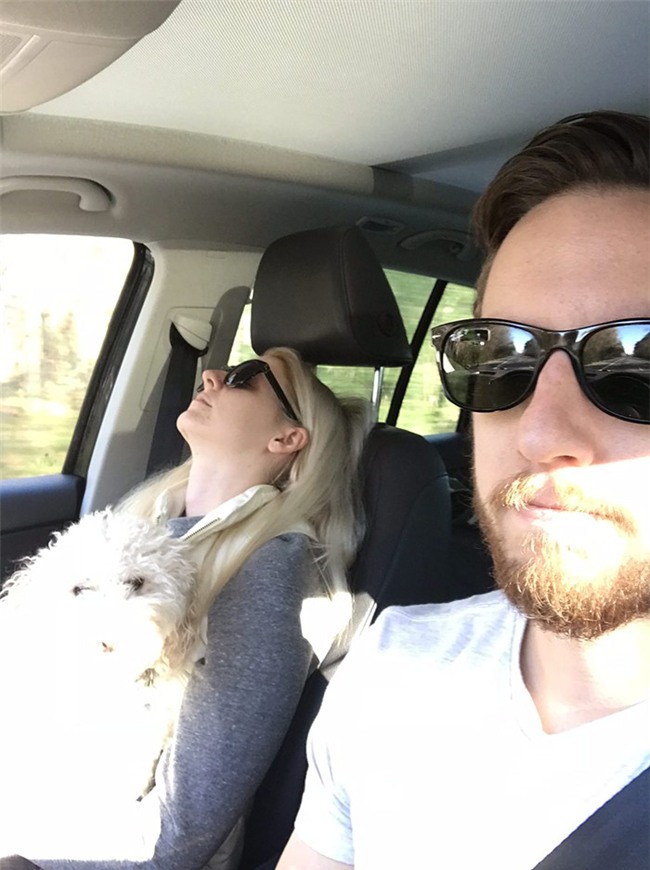 Ông chồng có tâm nhất năm: Cứ nhằm lúc vợ ngủ ngáy trên xe là chụp ảnh rồi khoe khắp mạng xã hội - Ảnh 11.
