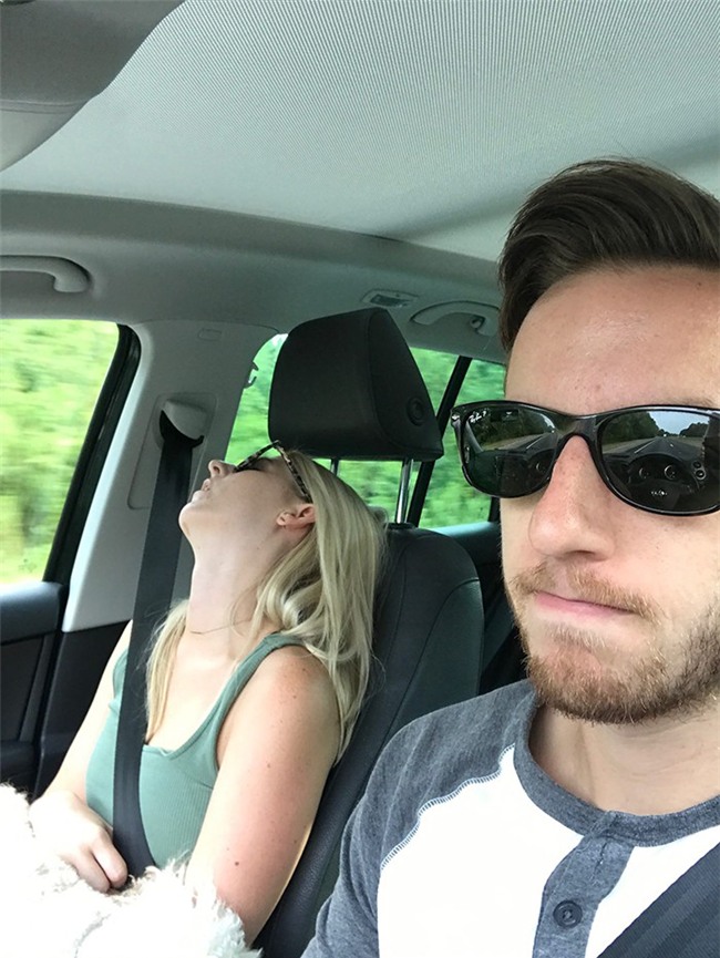Ông chồng có tâm nhất năm: Cứ nhằm lúc vợ ngủ ngáy trên xe là chụp ảnh rồi khoe khắp mạng xã hội - Ảnh 12.