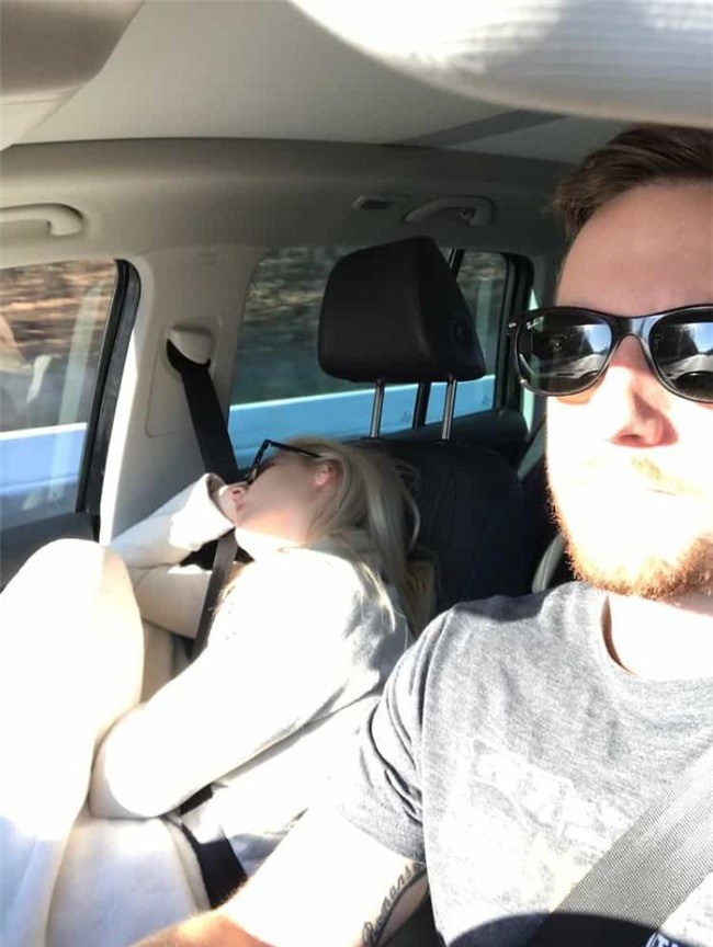 Ông chồng có tâm nhất năm: Cứ nhằm lúc vợ ngủ ngáy trên xe là chụp ảnh rồi khoe khắp mạng xã hội - Ảnh 14.