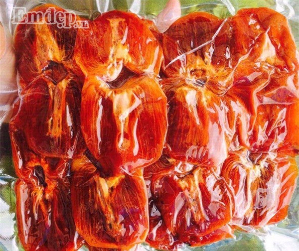 Hồng treo Đà Lạt ngọt lịm tim gần nửa triệu/kg hút khách ngày cận Tết
