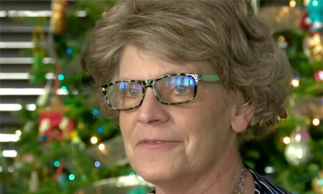 nguoi phu nu bat ngo song lai khi bac si chuan bi rut ong tho - 1