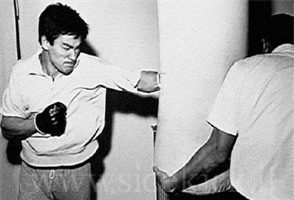 Clip dam bao cat duoc cong bo: Ly Tieu Long con kem xa Mike Tyson? hinh anh 1