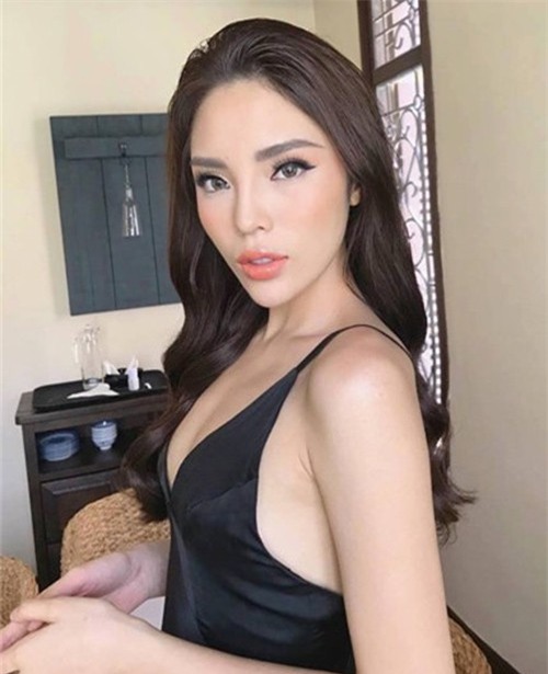 Chẳng cần phẫu thuật hay chỉnh sửa, các người đẹp Vbiz mặt cũng cứng đơ, vô hồn chỉ vì phấn son quá đà - Ảnh 1.