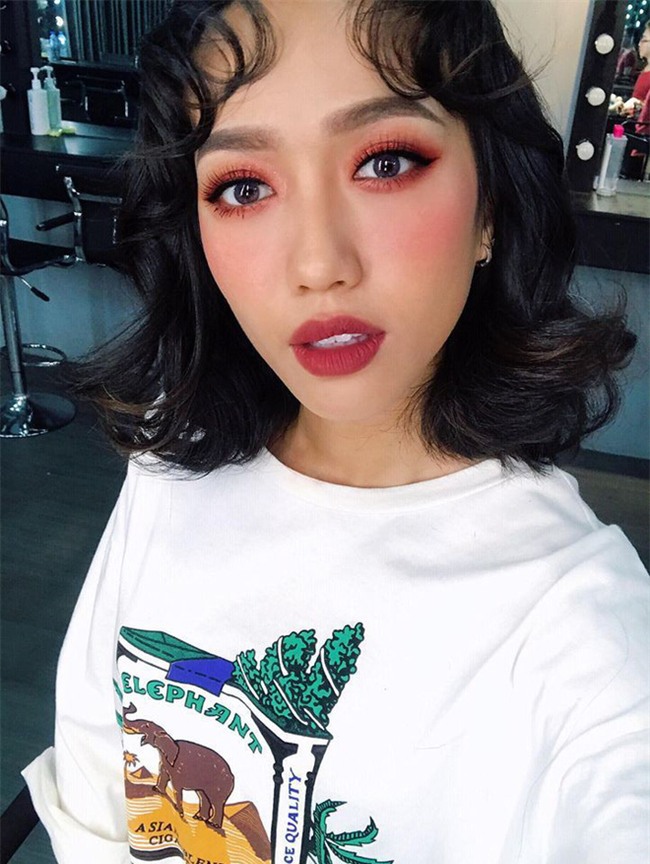 Chẳng cần phẫu thuật hay chỉnh sửa, các người đẹp Vbiz mặt cũng cứng đơ, vô hồn chỉ vì phấn son quá đà - Ảnh 10.