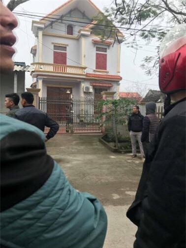 Chồng chém vợ và hai con gái nhỏ tử vong trong đêm có biểu hiện ngáo đá, tự chặt cánh tay để tự sát - Ảnh 1.