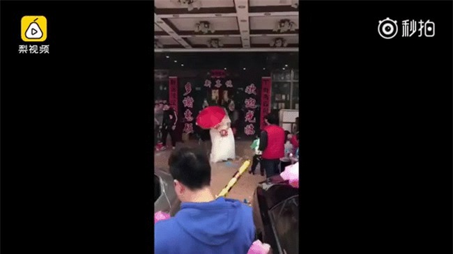 Ăn cưới như chạy giặc: Chú rể cô dâu hết hồn khi bị khách úp sọt cả thùng bột mì, bắn pháo đầy người - Ảnh 2.