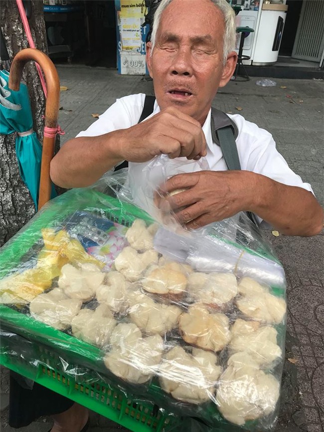 Ngọc Trinh hào phóng tặng tiền ông lão mù bán bánh trên vỉa hè Sài Gòn-2