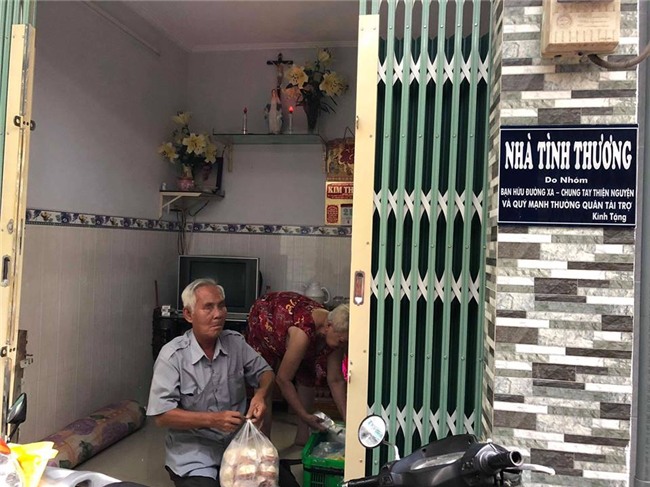 Ngọc Trinh hào phóng tặng tiền ông lão mù bán bánh trên vỉa hè Sài Gòn-3