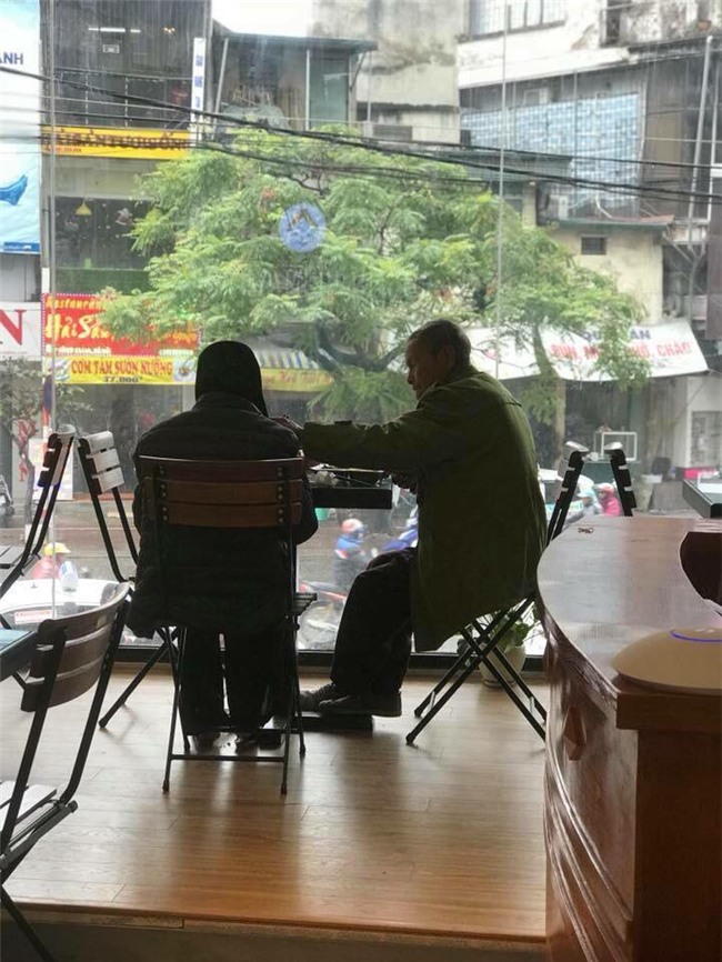 Tình yêu thời ông bà anh: Cụ ông 88 tuổi ân cần xỏ tất, đút bánh, đưa vợ đi khám bệnh khiến nhiều bạn trẻ ngưỡng mộ
