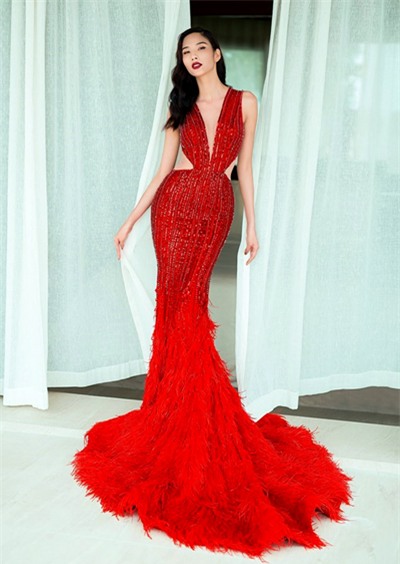 Hoàng Thùy quay ngoắt 180 độ từ thời trang lạc quẻ sang phong cách hoa hậu đằm thắm-12