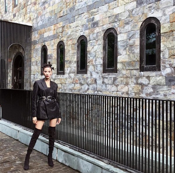 Hoàng Thùy quay ngoắt 180 độ từ thời trang lạc quẻ sang phong cách hoa hậu đằm thắm-2