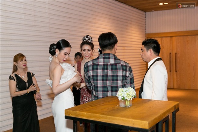 Clip: Angela Phương Trinh liên tục tránh né, từ chối đứng chụp ảnh chung với tình cũ Chiêm Quốc Thái - Ảnh 4.