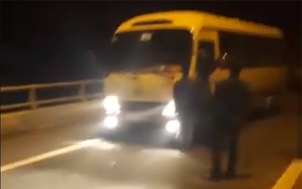 Clip: Nhóm thanh niên mang hung khí lên đường cao tốc chặn xin tiền rồi livestream khoe Facebook - Ảnh 3.