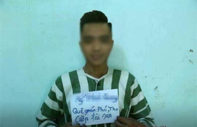 Clip: Nhóm thanh niên mang hung khí lên đường cao tốc chặn xin tiền rồi livestream khoe Facebook - Ảnh 4.