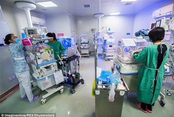 ca sinh ba hy huu: 1 be sinh thuong hom truoc, 2 be de mo hai ngay sau - 5