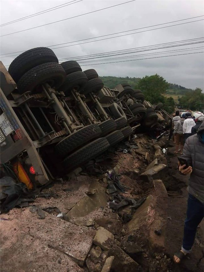 Xe container chở phân bón lật ngửa bên đường, tài xế và phụ xe tử vong - Ảnh 1.