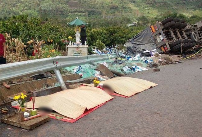 Xe container chở phân bón lật ngửa bên đường, tài xế và phụ xe tử vong - Ảnh 2.