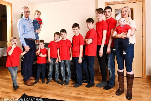 Người phụ nữ sống với 11 “người đàn ông”: Tôi sẽ không được ngủ nướng cho đến năm 2034 - Ảnh 1.