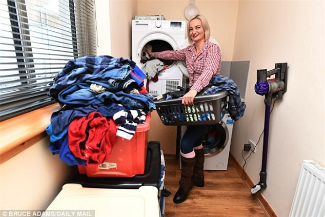 Người phụ nữ sống với 11 “người đàn ông”: Tôi sẽ không được ngủ nướng cho đến năm 2034 - Ảnh 3.