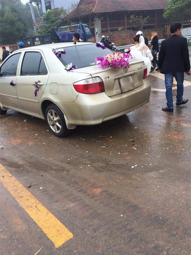 Phú Thọ: Xe cưới gặp tai nạn bẹp dúm đầu khi đang đưa cô dâu về nhà chồng - Ảnh 1.