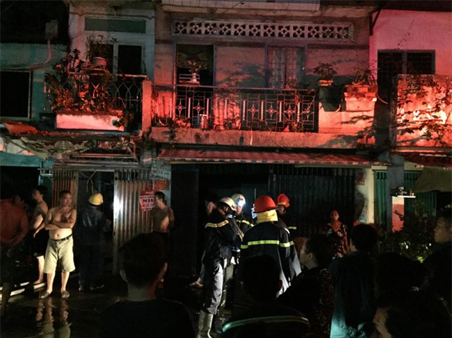 Hàng loạt căn nhà dọc kênh Đôi ở Sài Gòn bốc cháy giữa đêm, nhiều tài sản bị thiêu rụi - Ảnh 1.