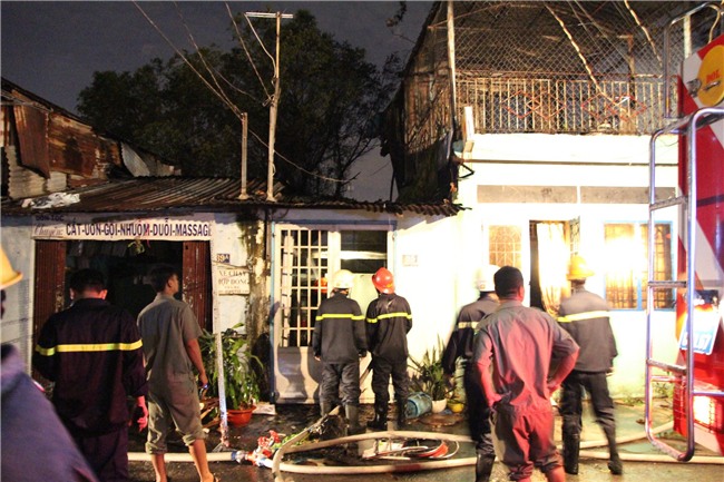 Hàng loạt căn nhà dọc kênh Đôi ở Sài Gòn bốc cháy giữa đêm, nhiều tài sản bị thiêu rụi - Ảnh 2.