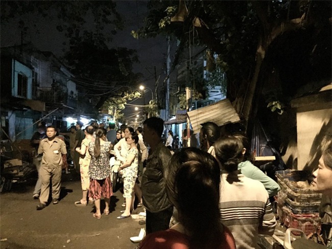 Hàng loạt căn nhà dọc kênh Đôi ở Sài Gòn bốc cháy giữa đêm, nhiều tài sản bị thiêu rụi - Ảnh 3.