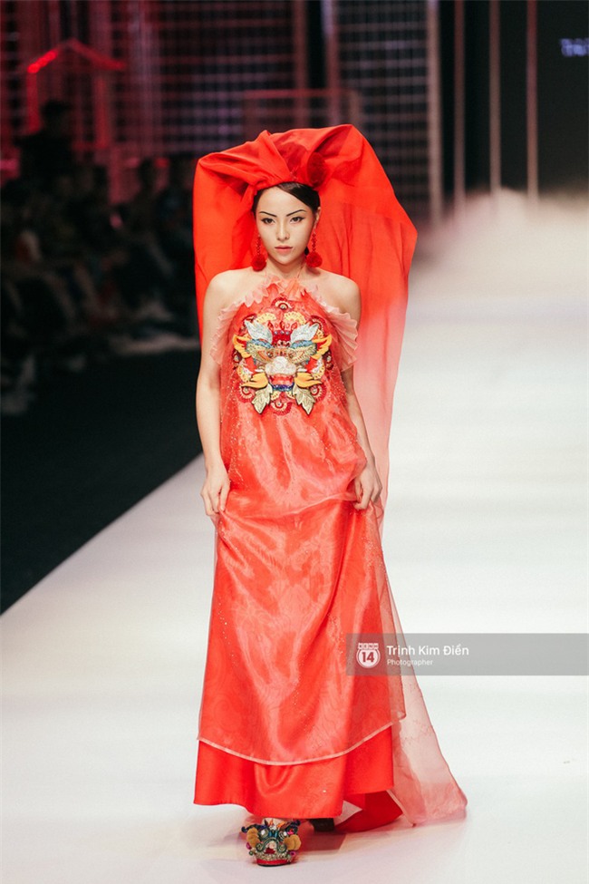 Điểm lại những màn catwalk thần sầu khiến fan không thể rời mắt trong năm 2017 - Ảnh 1.